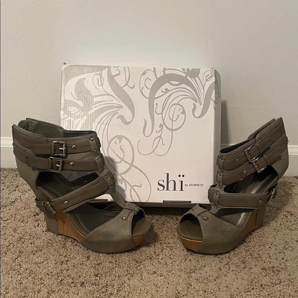 Shi by JOURNEYS Women's light grey Wedge Sandals